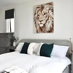 Balcony High End 2-Bed Flat In Camberwell For 6