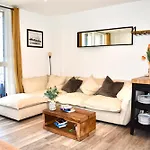 Balcony High End 2-Bed Flat In Camberwell For 6