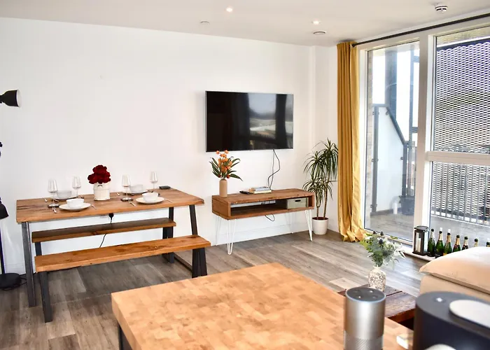 Balcony High End 2-Bed Flat In Camberwell For 6