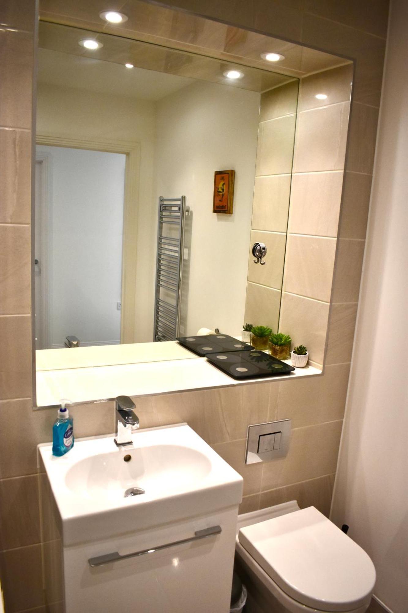 Balcony High End 2-bed Flat In Camberwell For 6 London