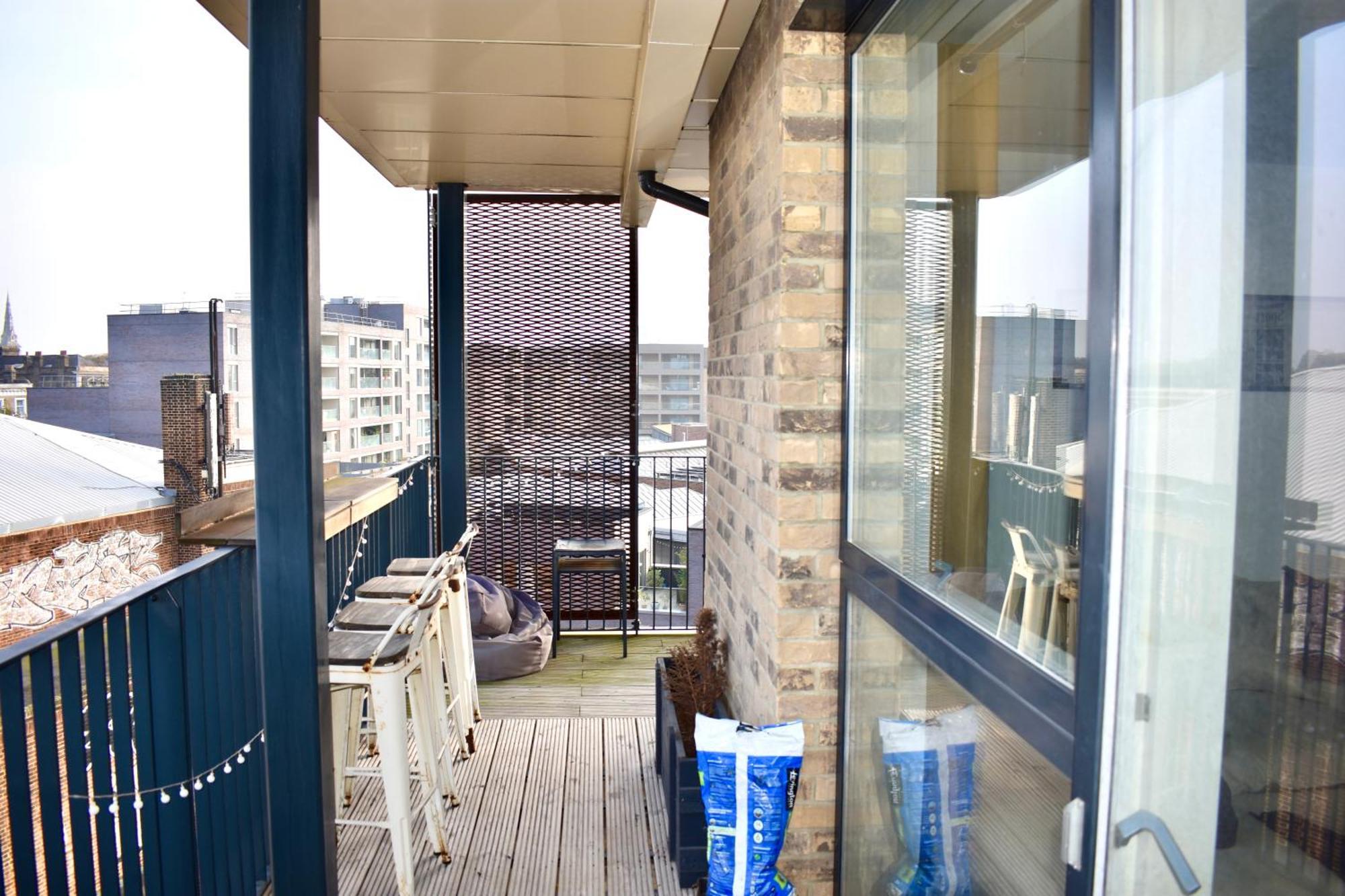 Balcony High End 2-bed Flat In Camberwell For 6 Apartment