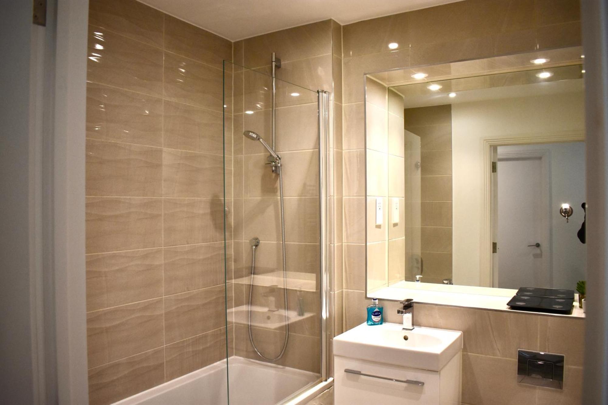 Balcony High End 2-bed Flat In Camberwell For 6