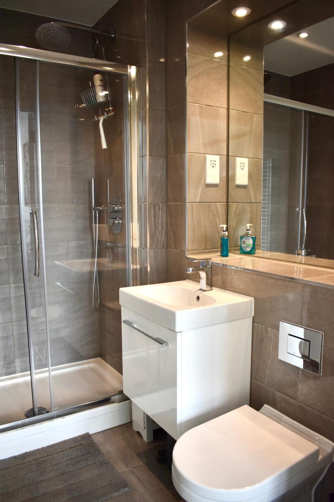 Apartment Balcony High End 2-bed Flat In Camberwell For 6