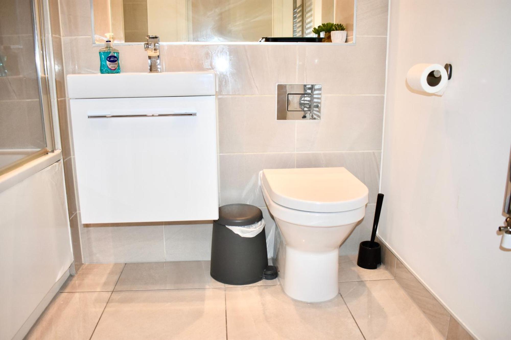 Balcony High End 2-bed Flat In Camberwell For 6