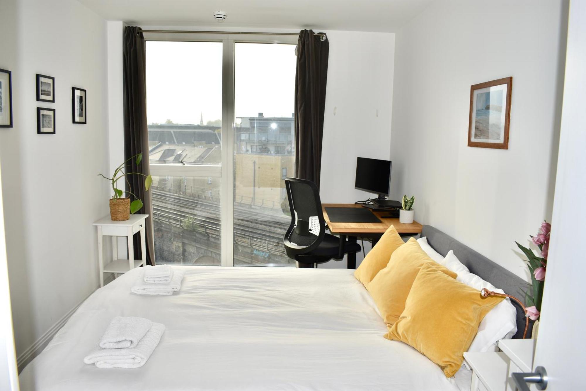 Balcony High End 2-bed Flat In Camberwell For 6